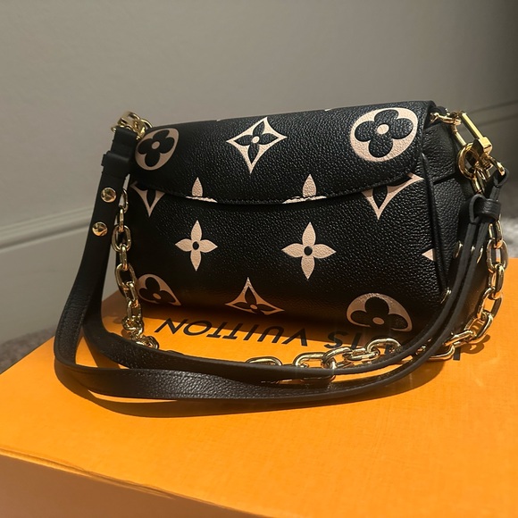 Louis Vuitton Favorite Bag: Currently listed on the website at $3350 (plus tax) - Picture 4 of 8